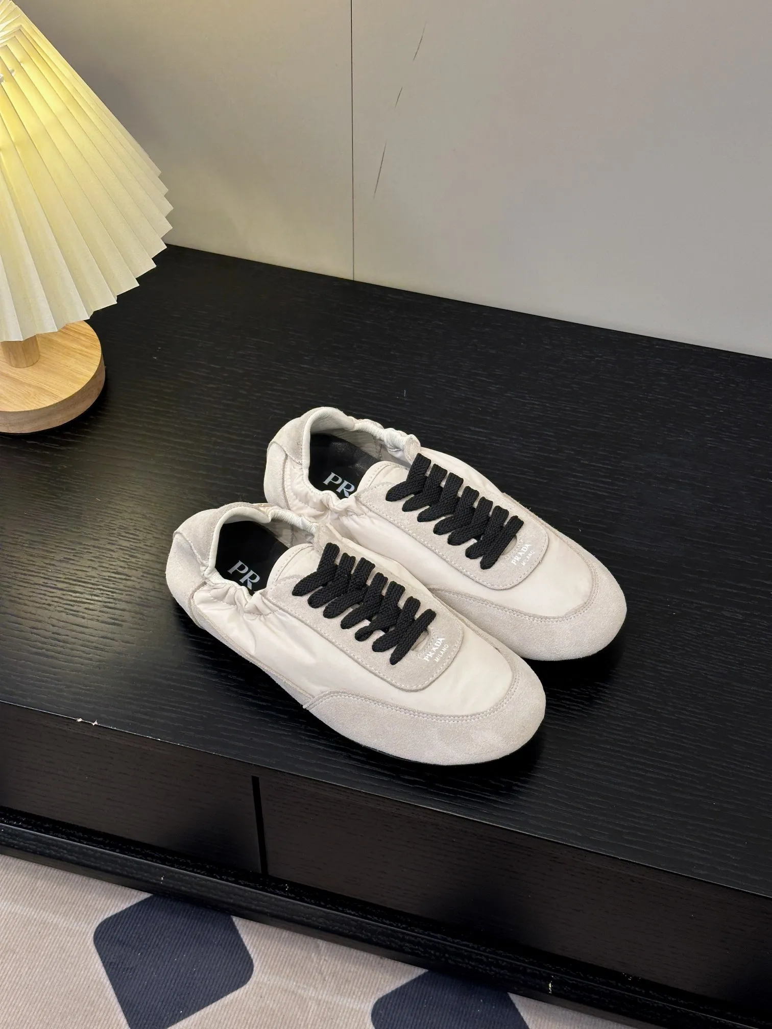 👟👟Ex-factory price 420👟👟 💠𝐏𝐑𝐀𝐃𝐀#Prada catwalk style lightweight thin-soled new moral training shoes casual shoes💠 outsole molded TPU❣️not made of rubber! The suede upper is textured, and the inner sheepskin is wrapped, which is soft and waxy. The insole is thickened with lambskin, which is extremely comfortable to step on, has a sense of support, and feels well wrapped. The shoe shape is full of wrapping, light, easy to wear, and practical. It is a casual shoe that makes you taller and longer legs! White is clean and refreshing, needed all year round, and can be easily worn with skirts and trousers. Upper: imported suede/original molded fabric. Lining: sheepskin. Outsole: TPU outsole! Different from cheap rubber soles on the market! Code number: 35-40 (40 customized)